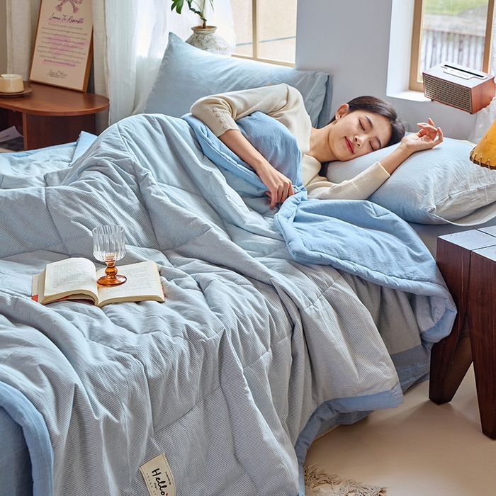 91家纺网 家纺一手货源 找家纺 恋人优选 2025新款纯棉色织水洗夏被 流年雾蓝