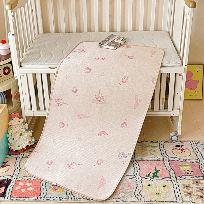 91家纺网 家纺一手货源 找家纺 富馨莱 2025新款幼儿园古藤席冰丝席双面可用儿童凉席双面凉感 梦幻城堡