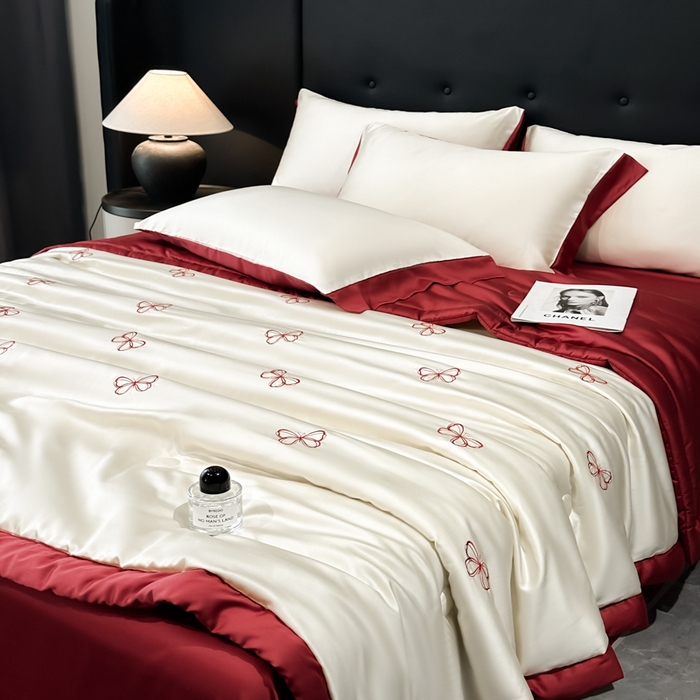 91家纺网 家纺一手货源 找家纺 满羽家纺 2025新款凉感冰丝夏被夏凉被空调被四件套 迷蝶-奶白红