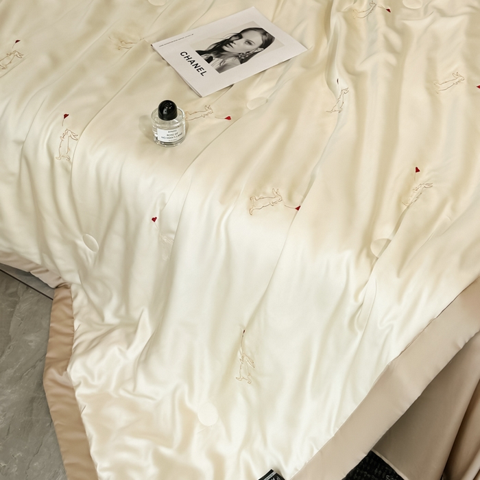 91家纺网 家纺一手货源 找家纺 满羽家纺 2025新款凉感冰丝夏被夏凉被空调被四件套 兔子追爱-奶白咖