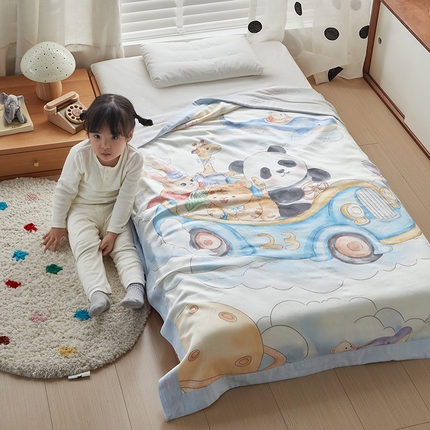 91家纺网 家纺一手货源 找家纺 荷马之梦 2025新款天竹系列—A类原创手绘风大版天竹纤维四层纱儿童盖毯 跑跑小熊猫