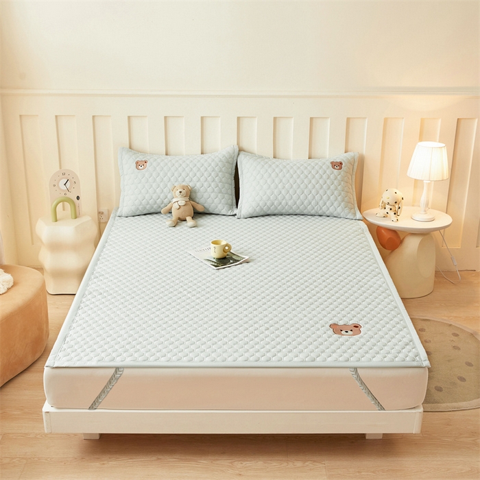 91家纺网 家纺一手货源 找家纺 布卢姆床垫 2025新款A类水洗棉刺绣抗菌床护垫 小熊仔-浅绿