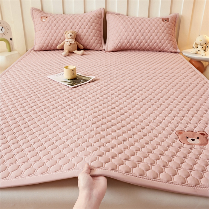 91家纺网 家纺一手货源 找家纺 布卢姆床垫 2025新款A类水洗棉刺绣抗菌床护垫 小熊仔-粉