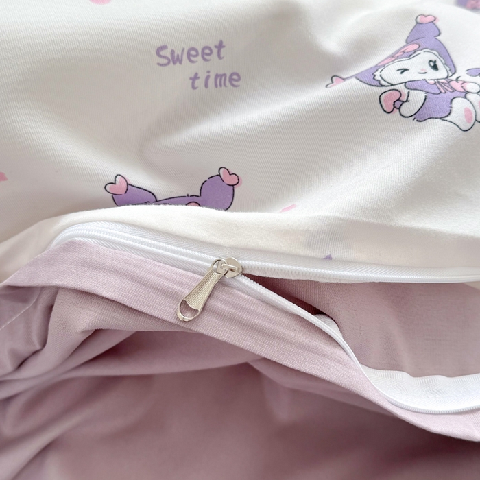 91家纺网 家纺一手货源 找家纺 丝芙妮家居2025新款水洗针织棉双层纱印花四件套 库洛米-白