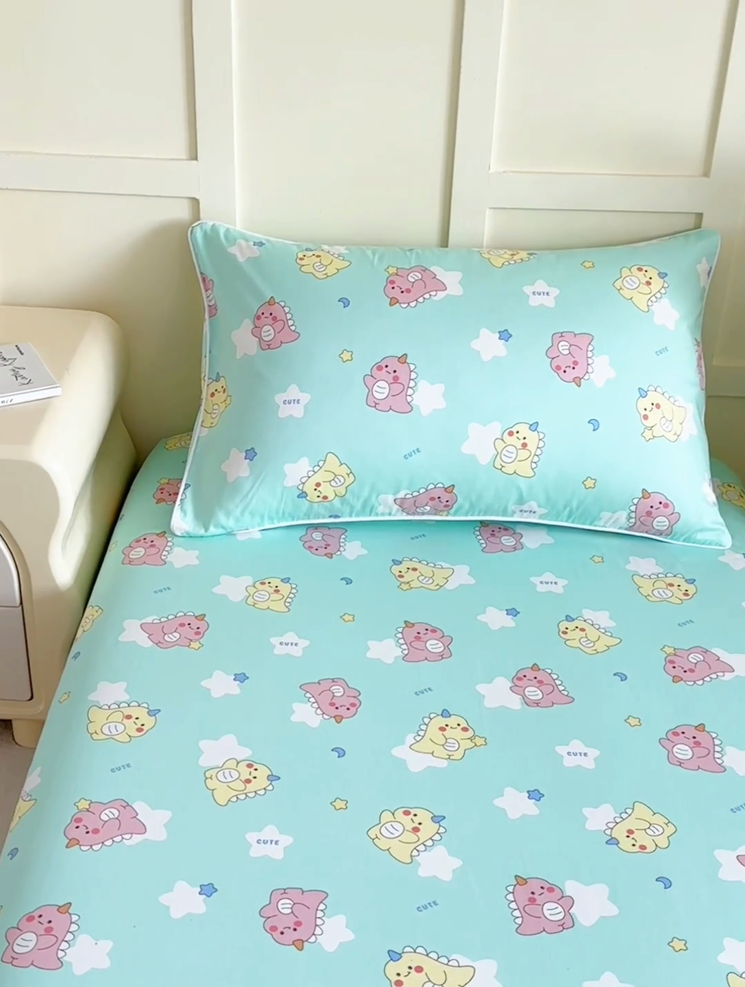 91家纺网 家纺一手货源 找家纺 ds生活馆 2025新款儿童纯棉精梳棉系列单床笠 星星恐龙绿