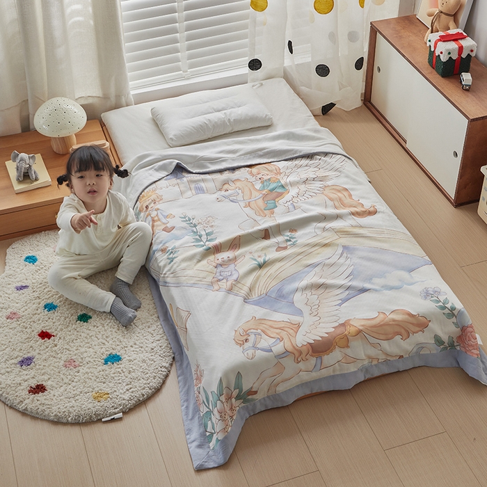 91家纺网 家纺一手货源 找家纺 荷马之梦 2025新款天竹系列—A类原创手绘风大版天竹纤维四层纱儿童盖毯 飞马小王子