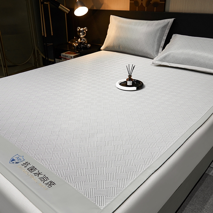 91家纺网 家纺一手货源 找家纺 999家纺 2025新款轻柔丝抗菌冰丝藤凉席（复合三明治款）宽包刺绣冰丝软席藤席 抗菌三明治冰丝藤席冰岛-星光灰