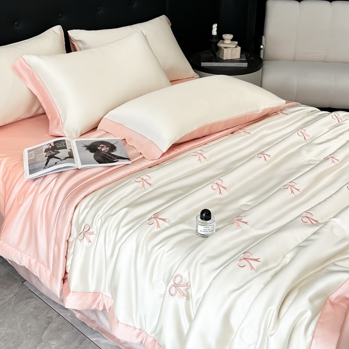 91家纺网 家纺一手货源 找家纺 满羽家纺 2025新款凉感冰丝夏被夏凉被空调被四件套 蝴蝶结-奶白粉