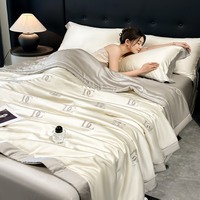 91家纺网 家纺一手货源 找家纺 满羽家纺 2025新款凉感冰丝夏被夏凉被空调被四件套 DC-奶白灰