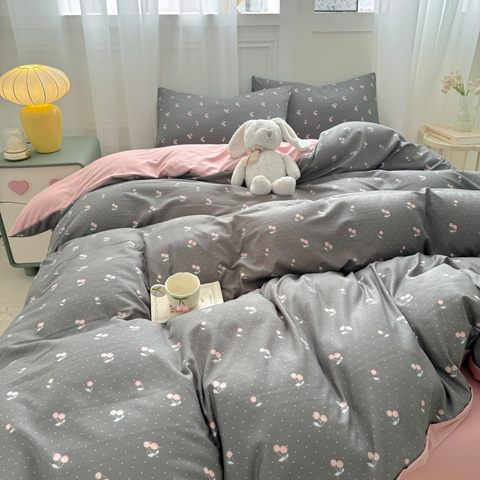 91家纺网 家纺一手货源 找家纺 丝芙妮家居2025新款水洗针织棉双层纱印花四件套 复古樱桃