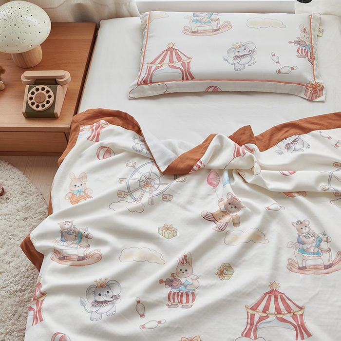 91家纺网 家纺一手货源 找家纺 荷马之梦 2025新款天竹系列—A类原创印花天竹纤维四层纱儿童盖毯 马戏团