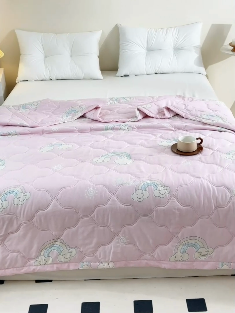 91家纺网 家纺一手货源 找家纺 席万佳 2025新款直播热款印花夏凉被空调被被子被芯水洗棉夏被 彩虹粉