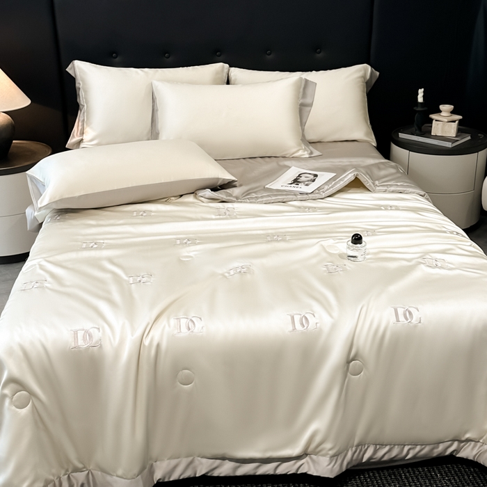 91家纺网 家纺一手货源 找家纺 满羽家纺 2025新款凉感冰丝夏被夏凉被空调被四件套 DC-奶白灰