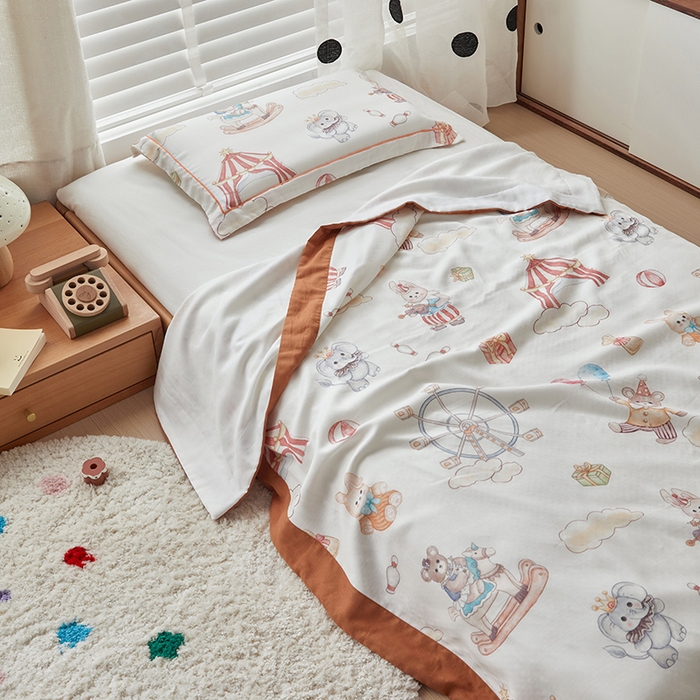 91家纺网 家纺一手货源 找家纺 荷马之梦 2025新款天竹系列—A类原创印花天竹纤维四层纱儿童盖毯 马戏团