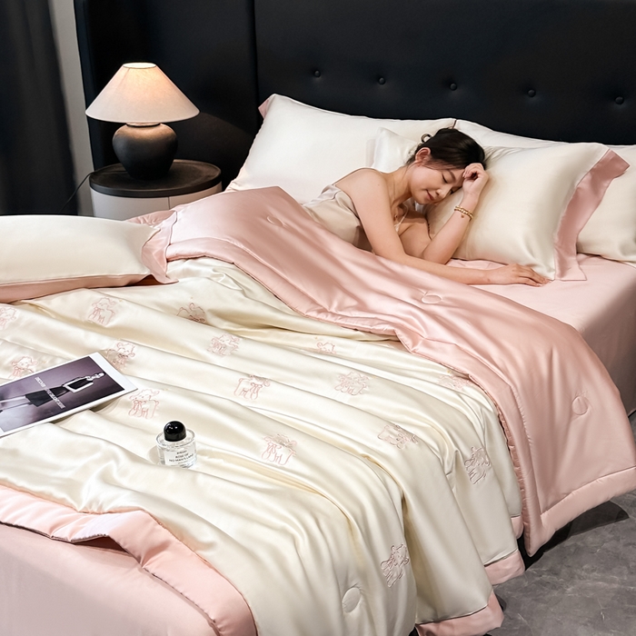 91家纺网 家纺一手货源 找家纺 满羽家纺 2025新款凉感冰丝夏被夏凉被空调被四件套 星星羊-奶白粉