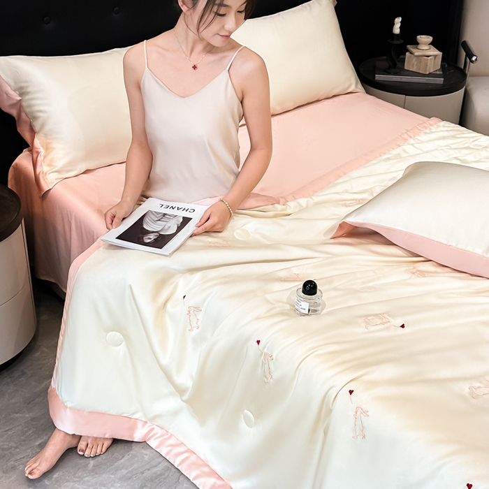 91家纺网 家纺一手货源 找家纺 满羽家纺 2025新款凉感冰丝夏被夏凉被空调被四件套 兔子追爱-奶白粉