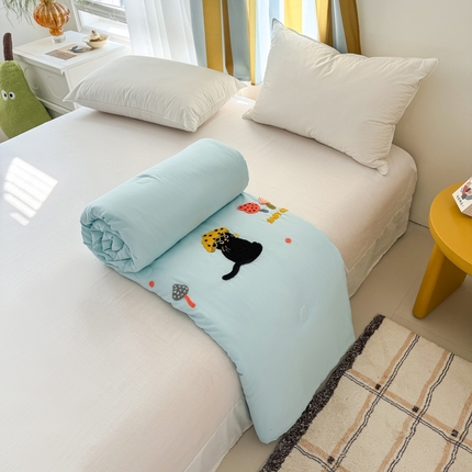 丹本家纺 2025春夏新款薄被卡通小清新A类水洗棉毛巾绣夏被空调被 蘑菇喵天蓝