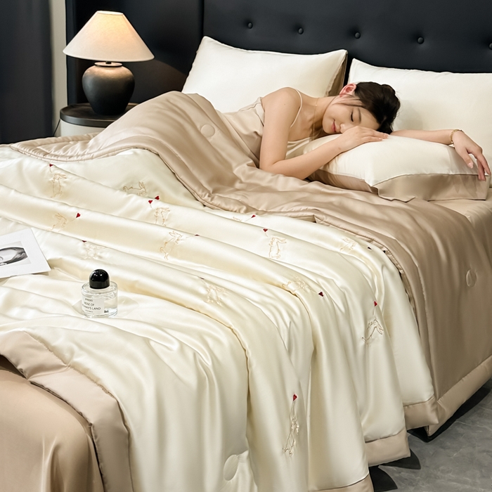 91家纺网 家纺一手货源 找家纺 满羽家纺 2025新款凉感冰丝夏被夏凉被空调被四件套 兔子追爱-奶白咖