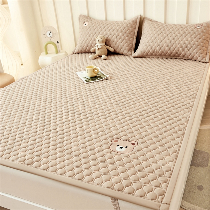 91家纺网 家纺一手货源 找家纺 布卢姆床垫 2025新款A类水洗棉刺绣抗菌床护垫 小熊仔-卡其