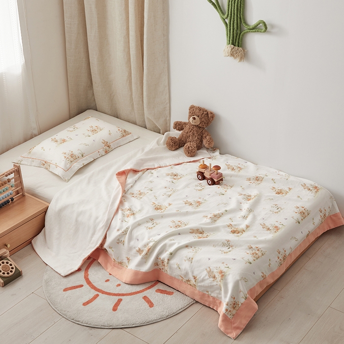 91家纺网 家纺一手货源 找家纺 荷马之梦 2025新款天竹系列—A类原创印花天竹纤维四层纱儿童盖毯 春日郊游