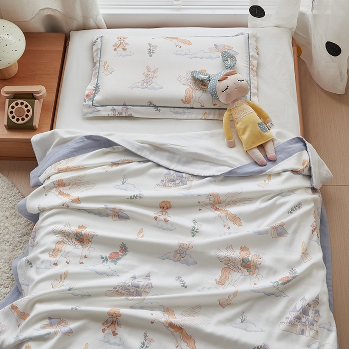 91家纺网 家纺一手货源 找家纺 荷马之梦 2025新款天竹系列—A类原创印花天竹纤维四层纱儿童盖毯 飞马小王子