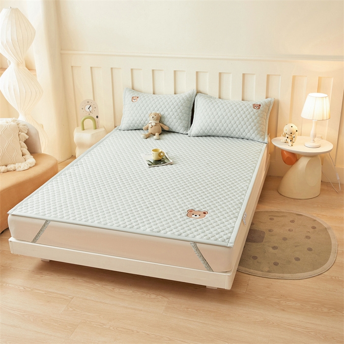 91家纺网 家纺一手货源 找家纺 布卢姆床垫 2025新款A类水洗棉刺绣抗菌床护垫 小熊仔-浅绿