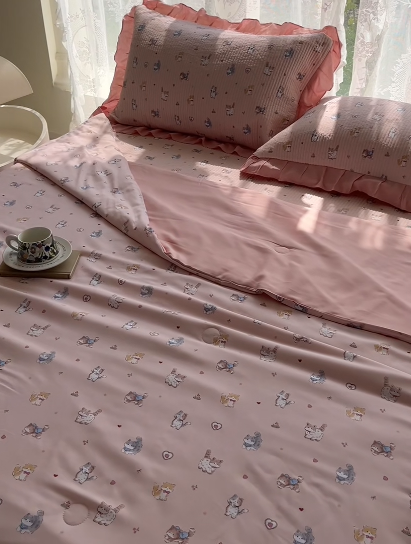 91家纺网 家纺一手货源 找家纺 慕晨 2025新品天丝莫代尔夏被床盖四件套天丝夏凉被直播热款夏被四件套 小猫咪