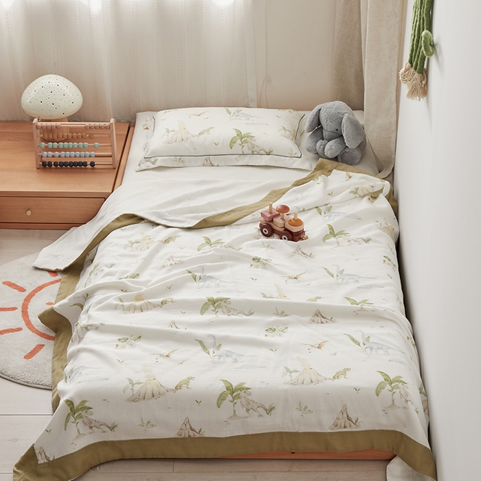 91家纺网 家纺一手货源 找家纺 荷马之梦 2025新款天竹系列—A类原创印花天竹纤维四层纱儿童盖毯 恐龙探险家