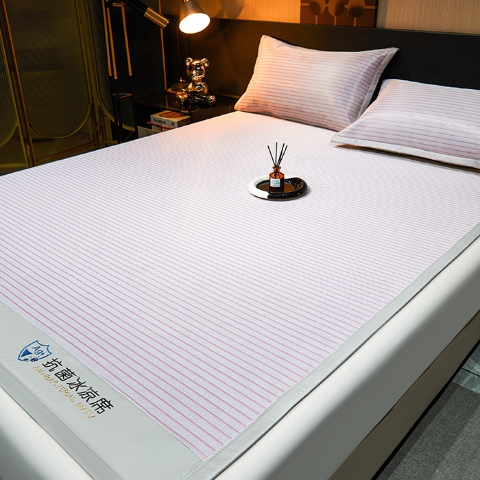 91家纺网 家纺一手货源 找家纺 999家纺 2025新款轻柔丝抗菌冰丝藤凉席（复合三明治款）宽包刺绣冰丝软席藤席 冰川-暖玉粉