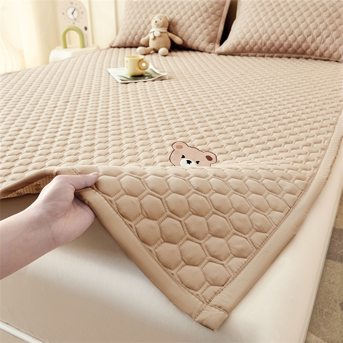 91家纺网 家纺一手货源 找家纺 布卢姆床垫 2025新款A类水洗棉刺绣抗菌床护垫 小熊仔-卡其
