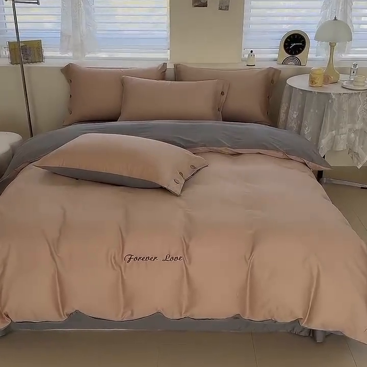 91家纺网 家纺一手货源 找家纺 2025新款A类纯色双拼长绒棉纯棉刺绣四件套 杏灰双韵