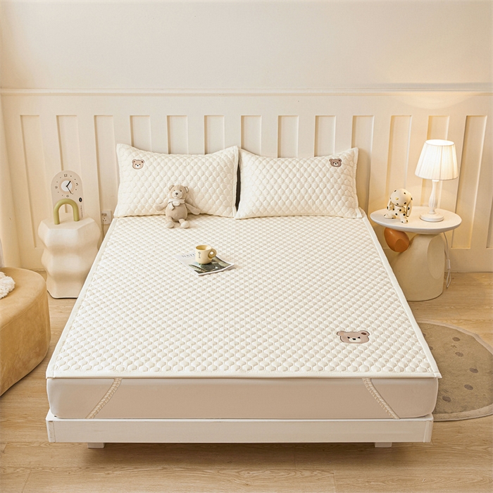 91家纺网 家纺一手货源 找家纺 布卢姆床垫 2025新款A类水洗棉刺绣抗菌床护垫 小熊仔-奶白