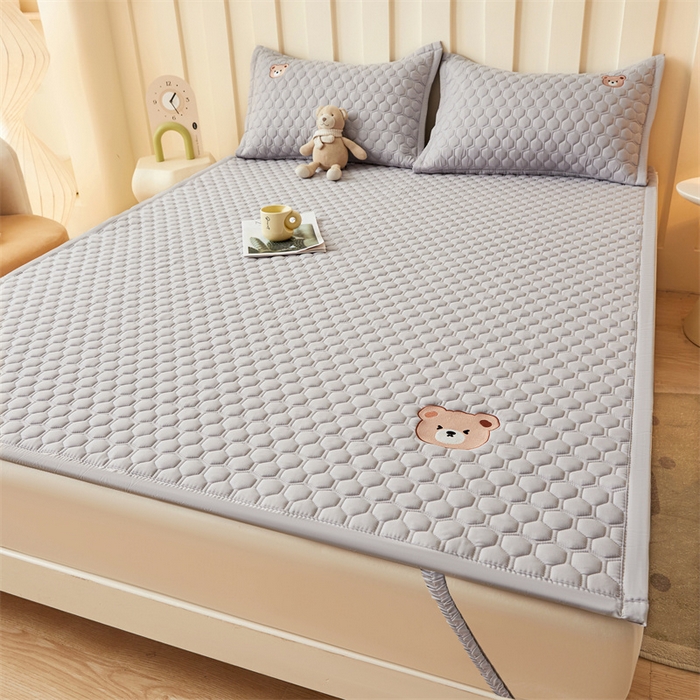 91家纺网 家纺一手货源 找家纺 布卢姆床垫 2025新款A类水洗棉刺绣抗菌床护垫 小熊仔-灰