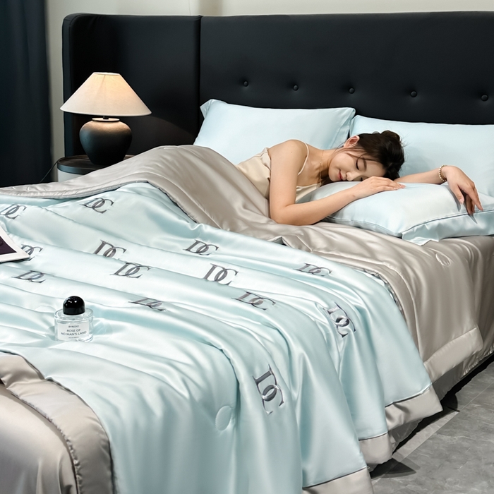 91家纺网 家纺一手货源 找家纺 满羽家纺 2025新款凉感冰丝夏被夏凉被空调被四件套 DC-兰灰