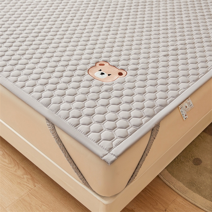 91家纺网 家纺一手货源 找家纺 布卢姆床垫 2025新款A类水洗棉刺绣抗菌床护垫 小熊仔-灰