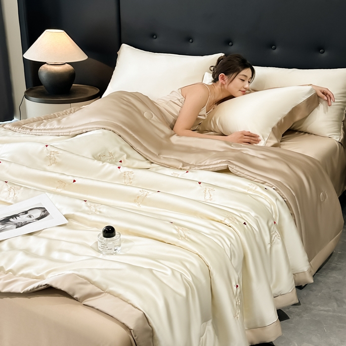 91家纺网 家纺一手货源 找家纺 满羽家纺 2025新款凉感冰丝夏被夏凉被空调被四件套 兔子追爱-奶白咖