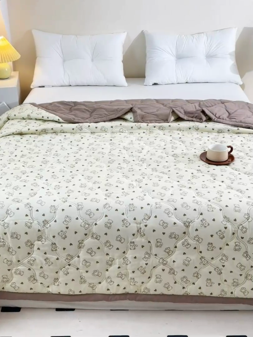 91家纺网 家纺一手货源 找家纺 席万佳 2025新款直播热款印花夏凉被空调被被子被芯水洗棉夏被 比熊院长