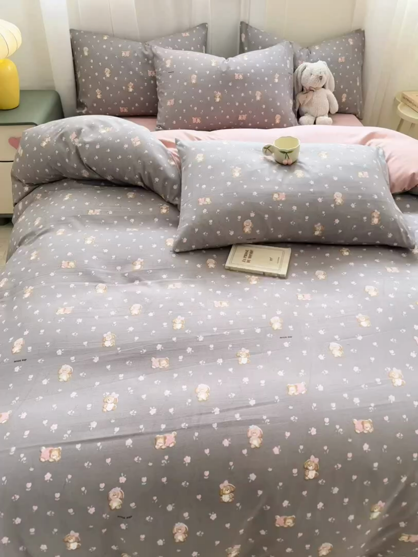 91家纺网 家纺一手货源 找家纺 丝芙妮家居2025新款水洗针织棉双层纱印花四件套 花舞小熊