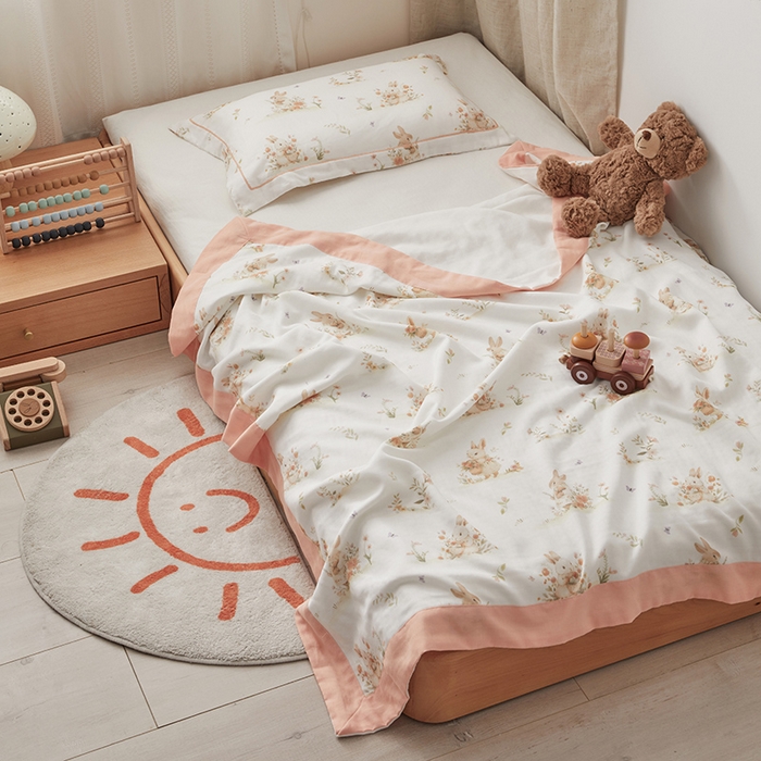 91家纺网 家纺一手货源 找家纺 荷马之梦 2025新款天竹系列—A类原创印花天竹纤维四层纱儿童盖毯 春日郊游