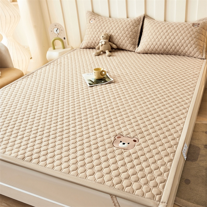 91家纺网 家纺一手货源 找家纺 布卢姆床垫 2025新款A类水洗棉刺绣抗菌床护垫 小熊仔-咖啡