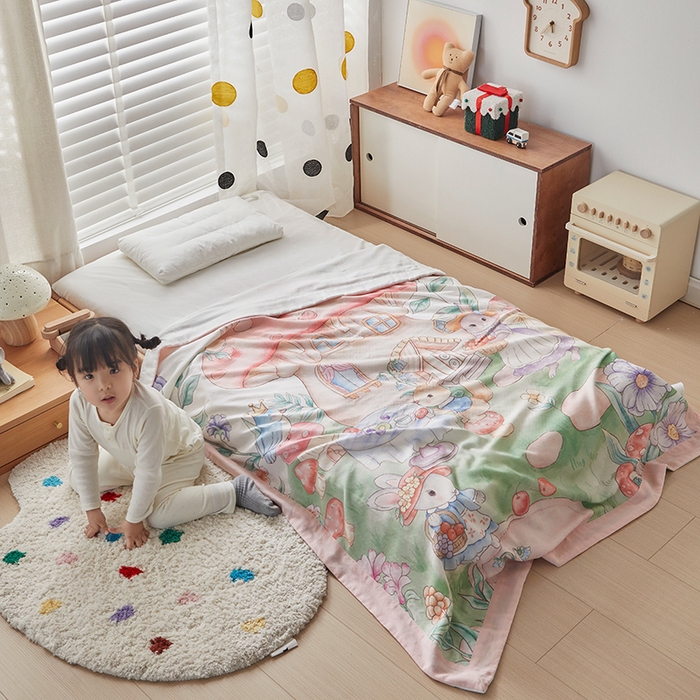 91家纺网 家纺一手货源 找家纺 荷马之梦 2025新款天竹系列—A类原创手绘风大版天竹纤维四层纱儿童盖毯 蘑菇下午茶