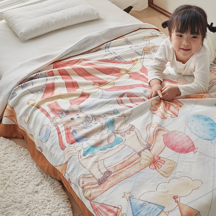 91家纺网 家纺一手货源 找家纺 荷马之梦 2025新款天竹系列—A类原创手绘风大版天竹纤维四层纱儿童盖毯 马戏团
