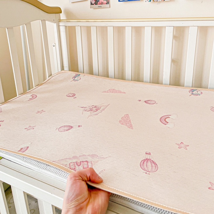 91家纺网 家纺一手货源 找家纺 富馨莱 2025新款幼儿园古藤席冰丝席双面可用儿童凉席双面凉感 梦幻城堡