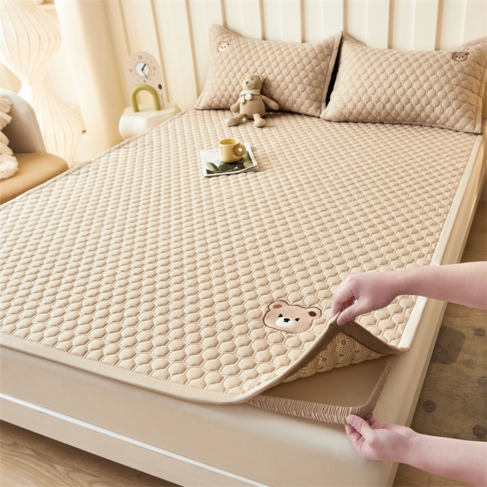 91家纺网 家纺一手货源 找家纺 布卢姆床垫 2025新款A类水洗棉刺绣抗菌床护垫 小熊仔-咖啡