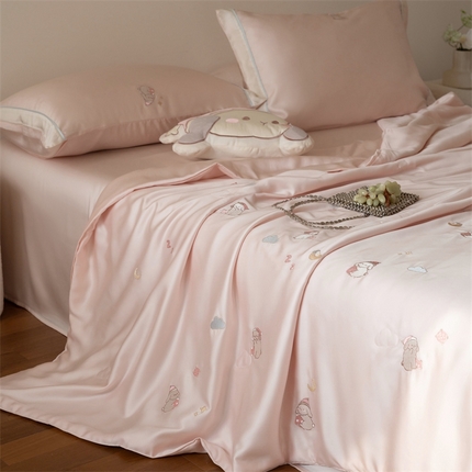 91家纺网 家纺一手货源 找家纺 （总）鹿班家居 2025新款夏季60S莱赛尔刺绣夏被系列——晚安兔【标准会员-20元】