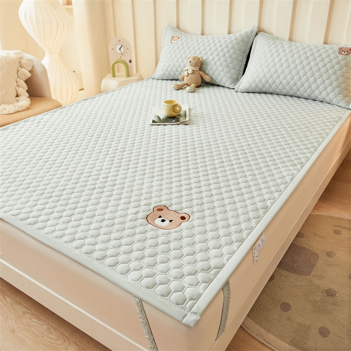 91家纺网 家纺一手货源 找家纺 布卢姆床垫 2025新款A类水洗棉刺绣抗菌床护垫 小熊仔-浅绿