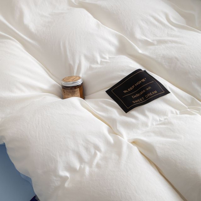 91家纺网 家纺一手货源 找家纺 恋之语 2025新款90克纯色双拼单被套 珍珠白+浅兰