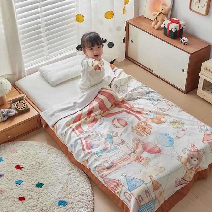 91家纺网 家纺一手货源 找家纺 荷马之梦 2025新款天竹系列—A类原创手绘风大版天竹纤维四层纱儿童盖毯 马戏团