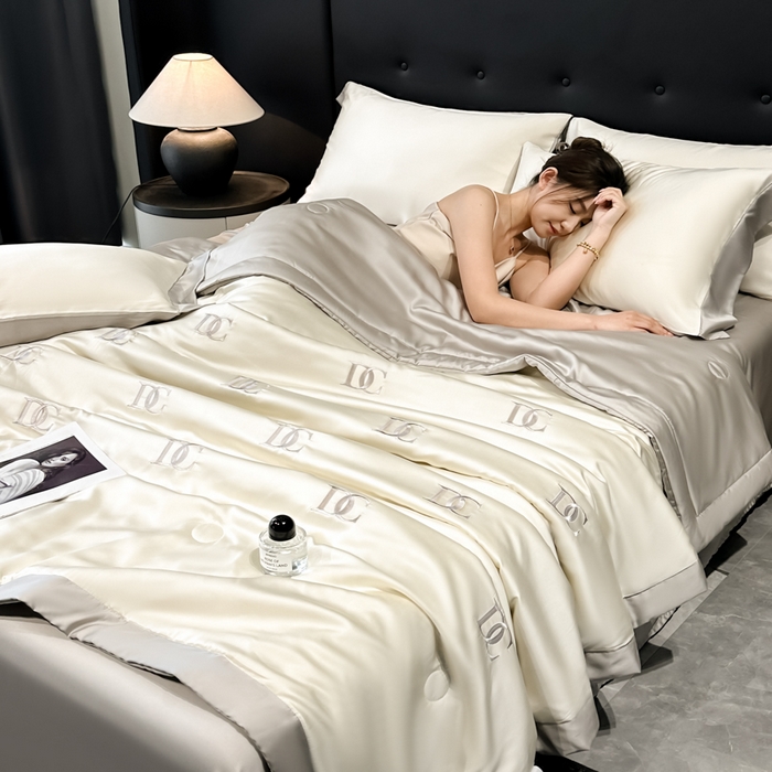 91家纺网 家纺一手货源 找家纺 满羽家纺 2025新款凉感冰丝夏被夏凉被空调被四件套 DC-奶白灰