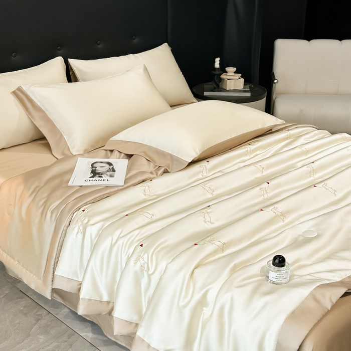 91家纺网 家纺一手货源 找家纺 满羽家纺 2025新款凉感冰丝夏被夏凉被空调被四件套 兔子追爱-奶白咖